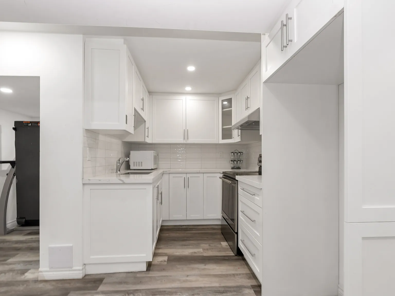 132 Castlehill Rd, Brampton, ON L6X 4C2, Canada — Photo 2