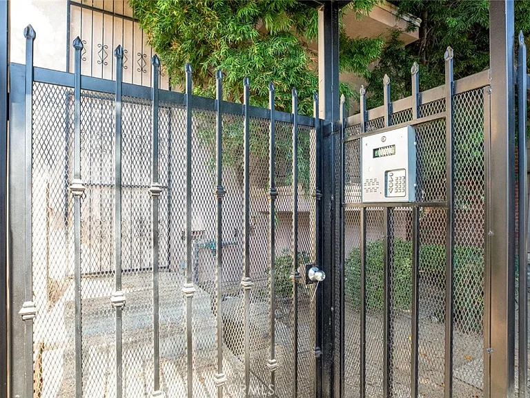 1835 N Alexandria Ave #10 — Photo 2