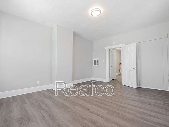 3rd image of 358 1/2 Saint Clair Ave
