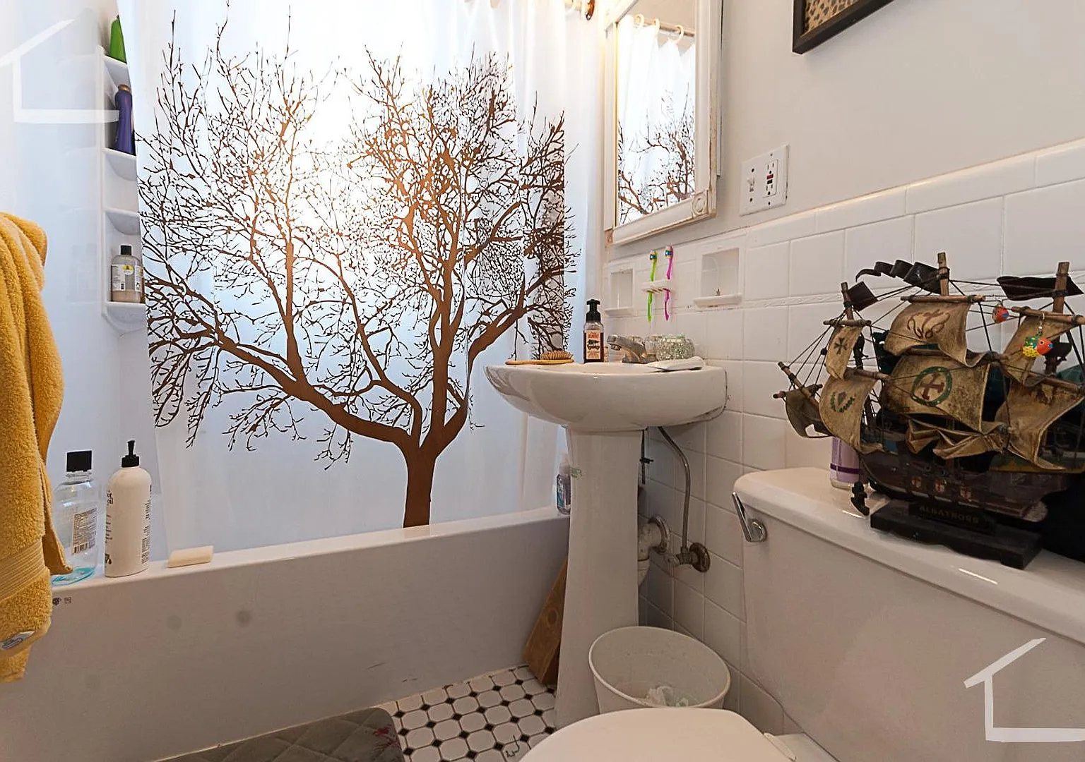1 Bedroom close to B/C/D Lines - Heat and Hot Water included — Photo 4