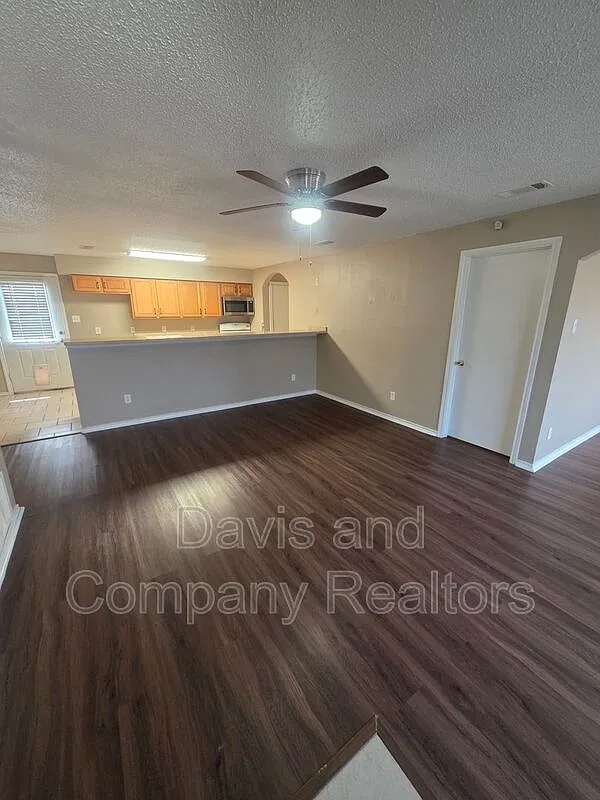 4 bed, 2.0 bath, 1519 sqft, $1,900 — Photo 3