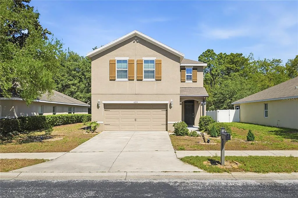 4 bed, 2.5 bath, 2303 sqft, $2,400 — Photo 1