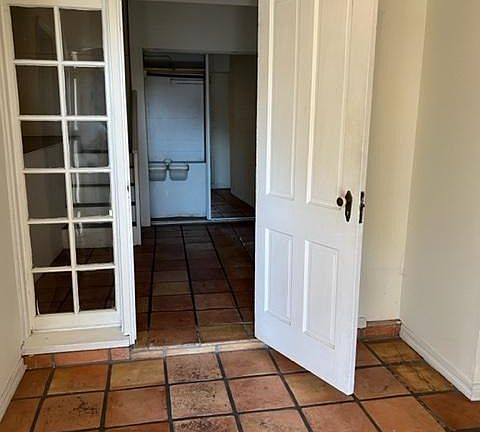 2nd image of 6200 Primrose Ave APT A