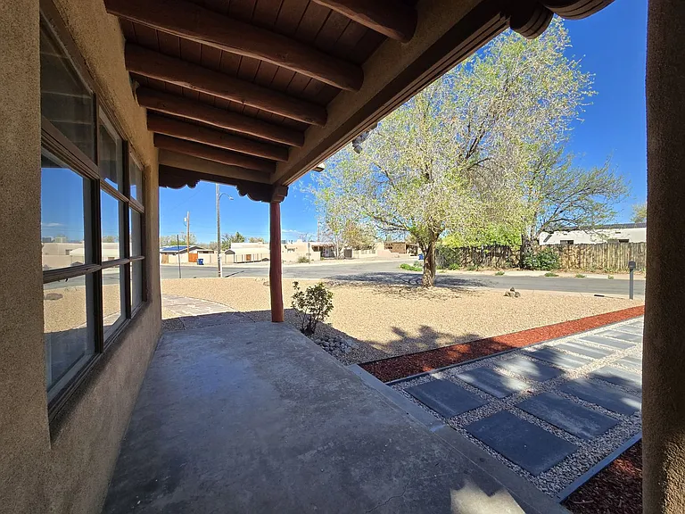2412 Rosina St — Photo 2