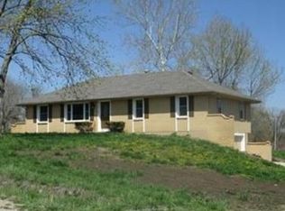 27109 S Bluegrass Ln, Harrisonville, MO 64701