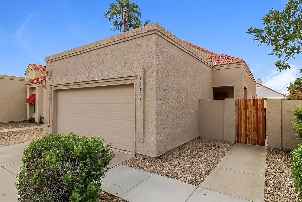 3 bed, 2.0 bath, 1435 sqft, $2,210 — Photo 4
