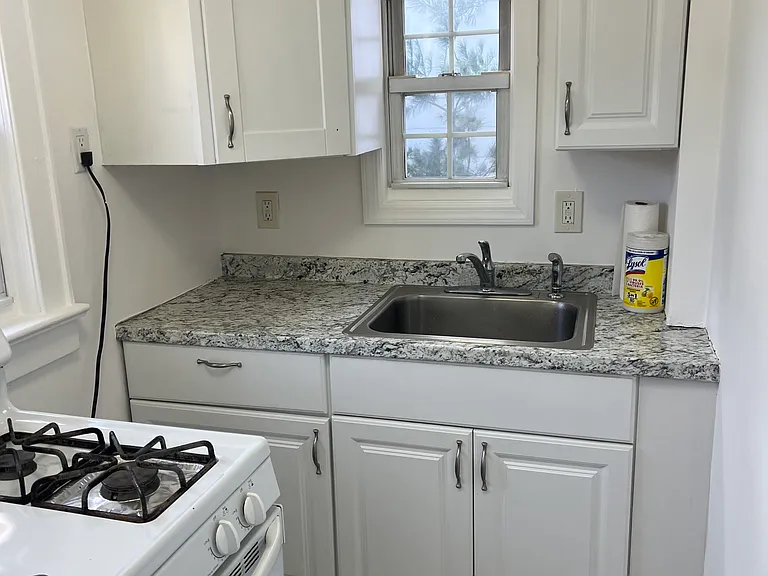 2419 Yorktown St — Photo 8