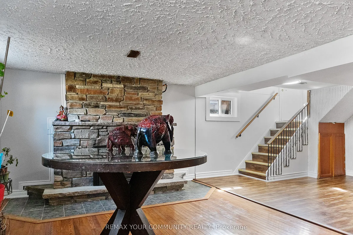 Building Photo - 2 Emmeline Cres #LOWER