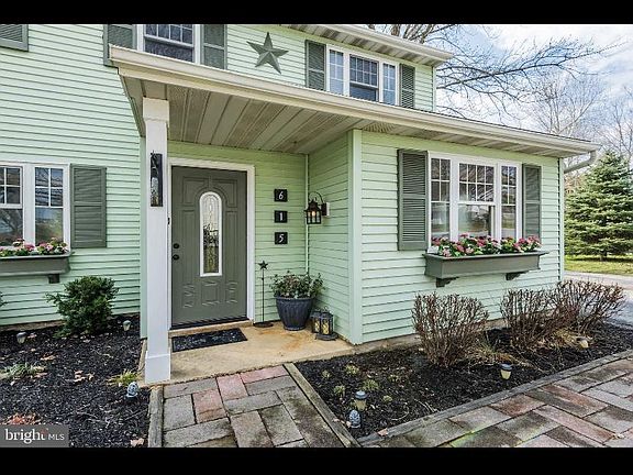 2nd image of 615 Sunset Dr