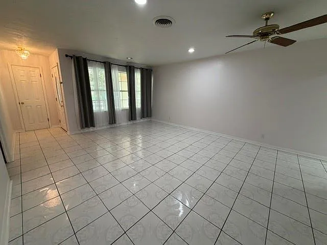 402 Dunwick Ln — Photo 4