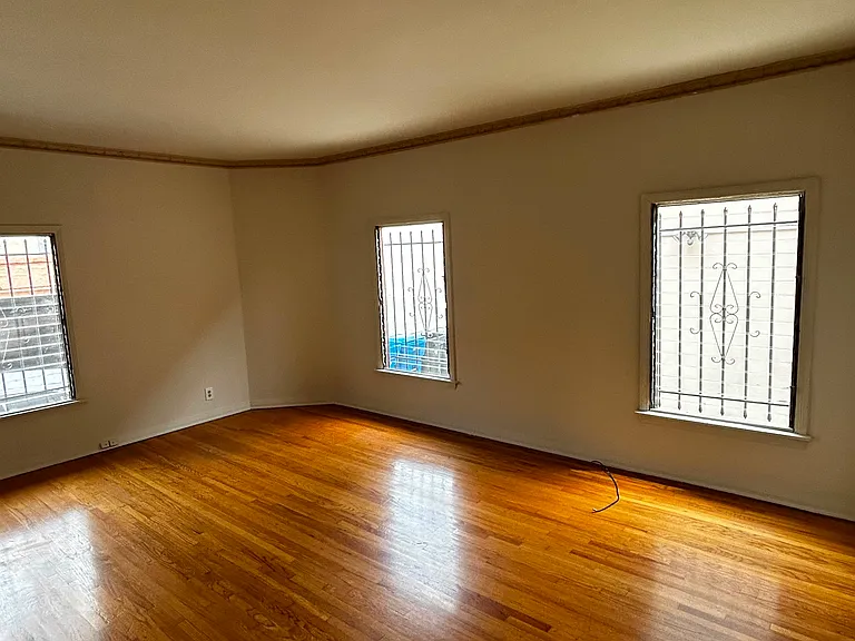 636 S Dunsmuir Ave #103 — Photo 3