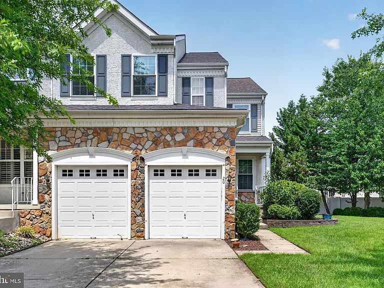 20 Carter Ln — Photo 1