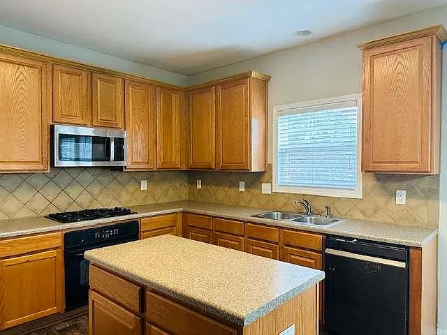 5 bed, 4.0 bath, $2,600 — Photo 4