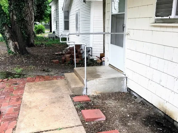 207 1/2 W 8th Ave, 207 1/2 W 8th Ave APT 1, Hutchinson, KS 67501