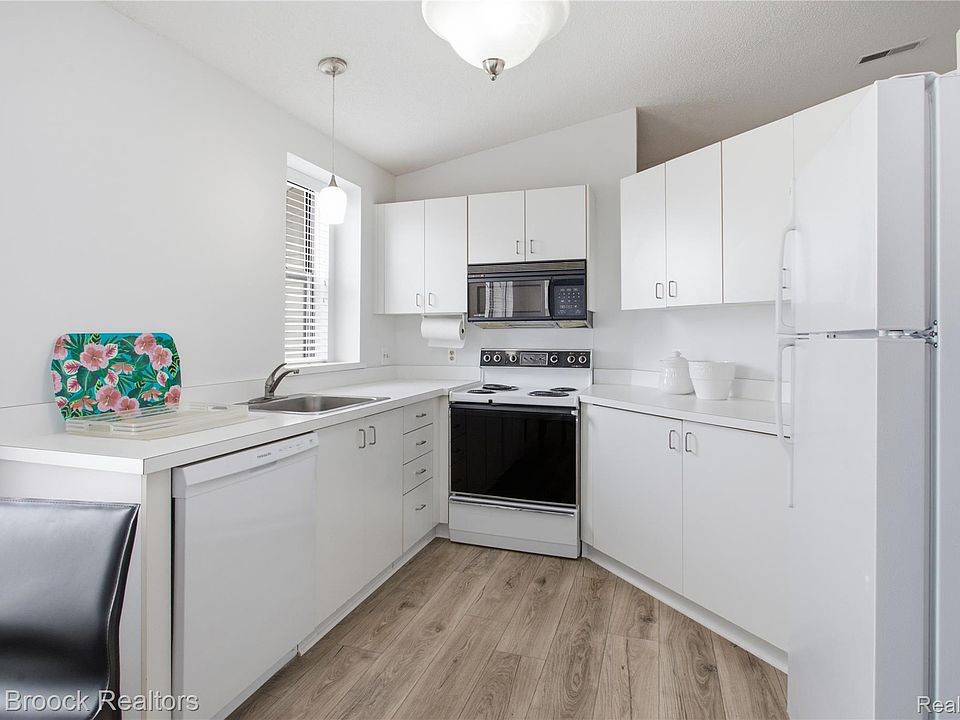 6580 Ridgefield Cir Apt 203, photo 19
