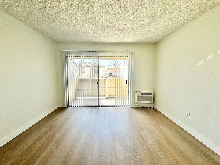 Buena Vista Apartments — Photo 9