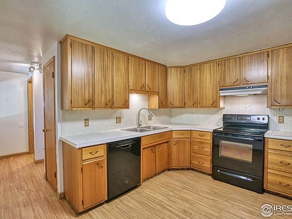 3rd image of 928 Lilac St