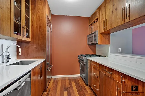 Sold by R New York | media 4