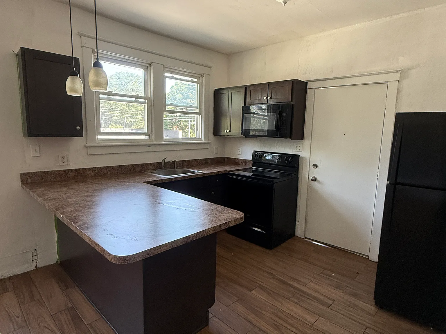 4 bed, $2,400 — Photo 1