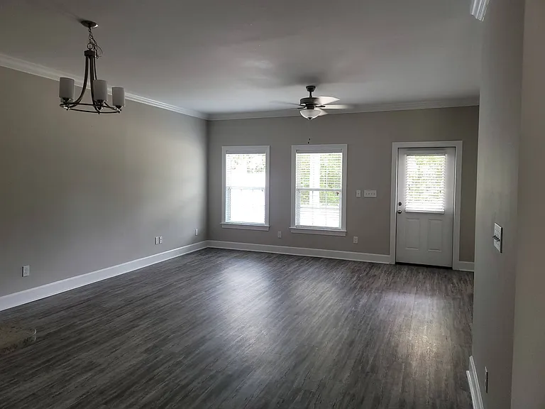 29 Commodore Pl — Photo 2