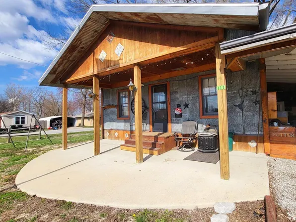 111 S Walnut St, Farina, IL 62838