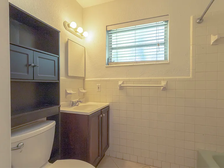 490 SE 21st St #2 — Photo 9