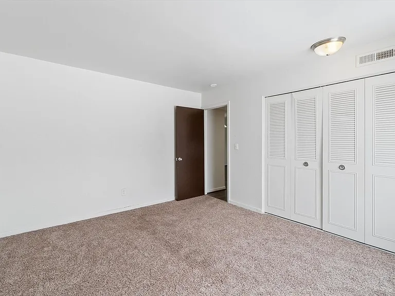 Country Club Park Apartments (320 S. Drake LLC) — Photo 32