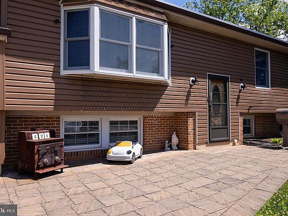 2nd image of 224 Orono Pl