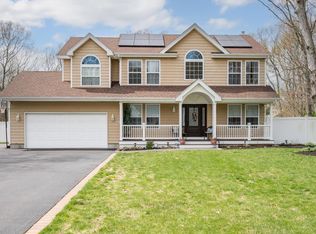 463 Rowlinson Dr, Shirley, NY 11967