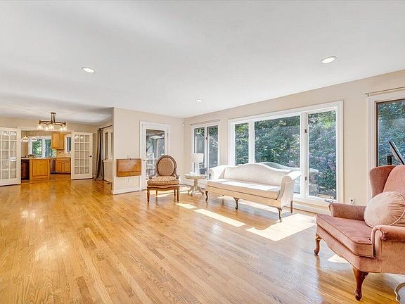 4th image of 310 Saddleback Trl