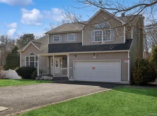 6 1st Avenue, Holtsville, NY 11742