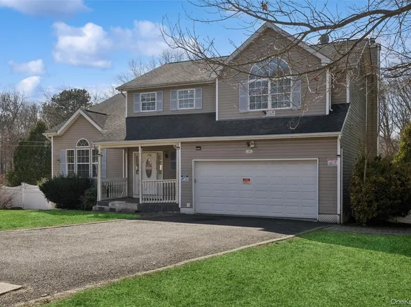 6 1st Avenue, Holtsville, NY 11742