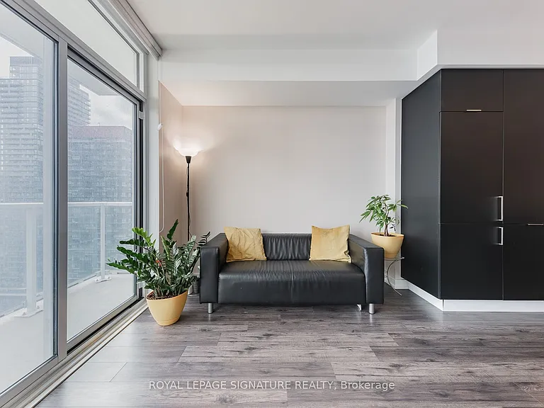 33 Helendale Ave #2105 — Photo 4