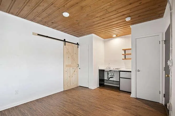 Studio, 325 sqft, $875 — Photo 2