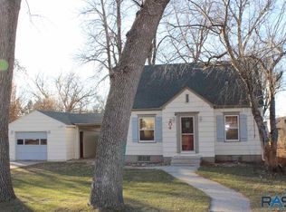 204 S Anna Ave, Hills, MN 56138