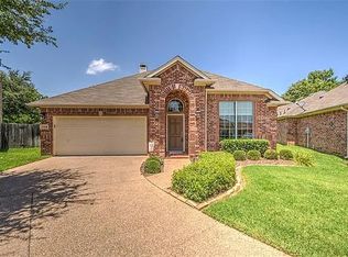2684 Britany Cir, Bedford, TX 76022