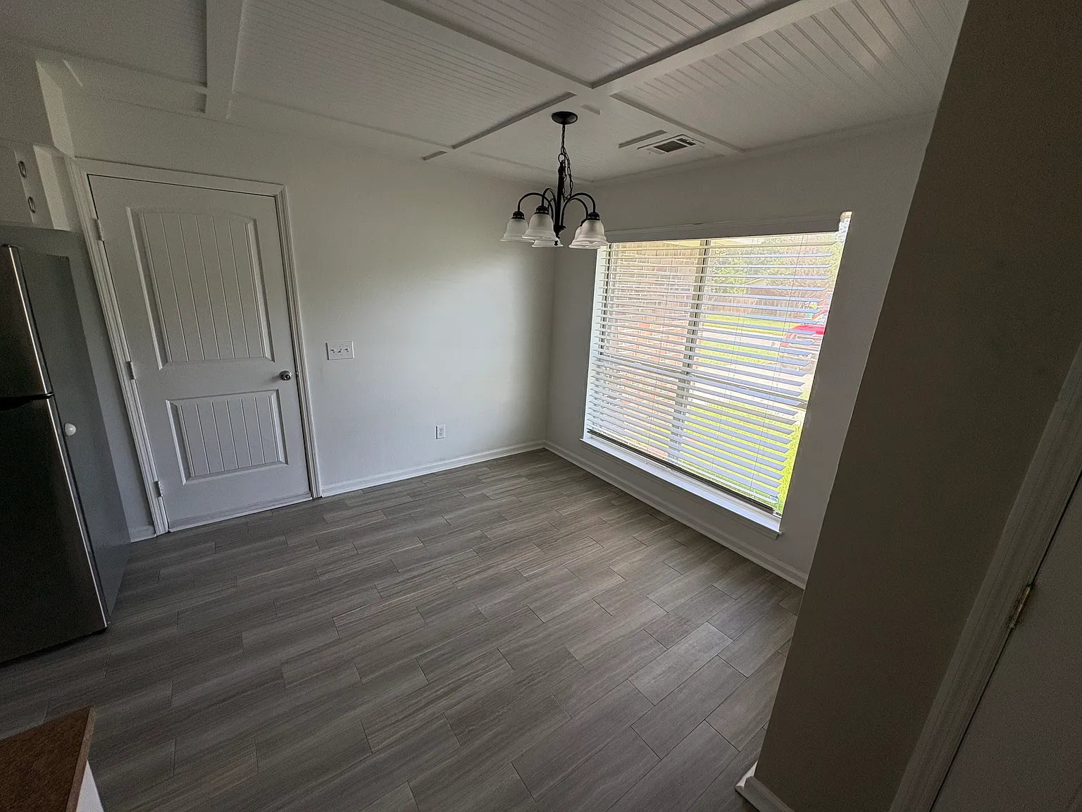 3 bed, 1090 sqft, $2,200 — Photo 4