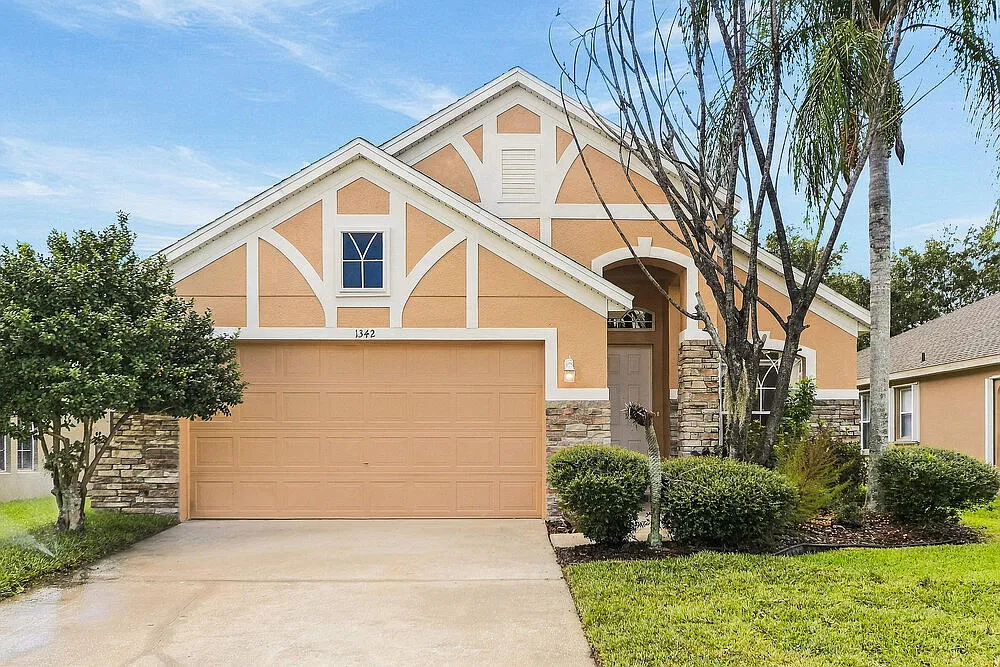 3 bed, 2.0 bath, 1615 sqft, $2,210 — Photo 1