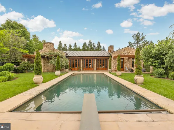 9900 Woodford Rd, Potomac, MD 20854