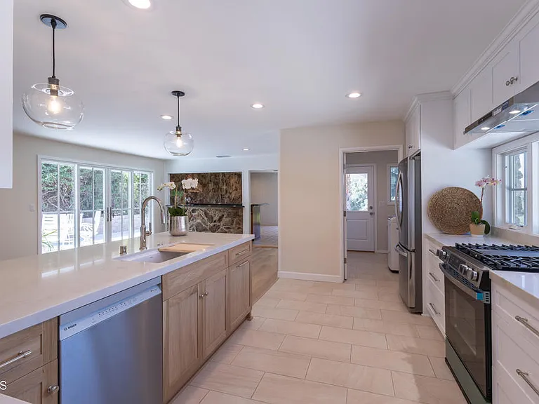 555 Paulette Pl — Photo 6