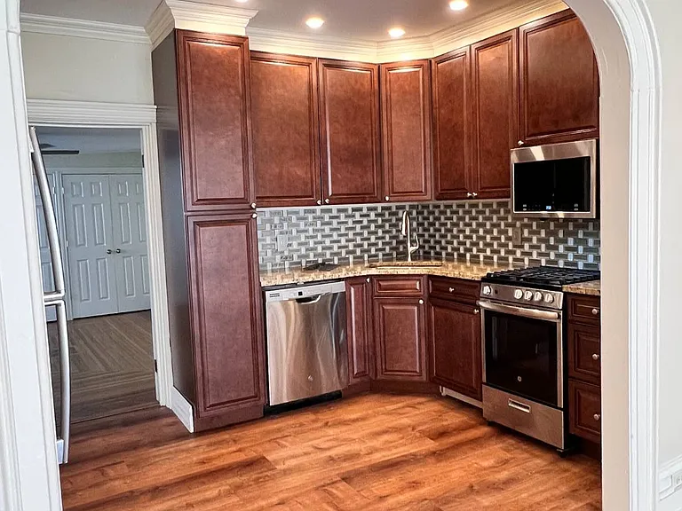 10 Washington Ave #3 — Photo 2