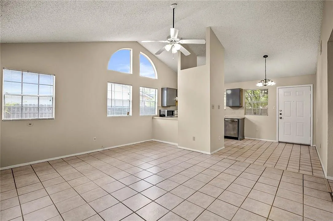 3 bed, 1.0 bath, 1900 sqft, $1,525 — Photo 4