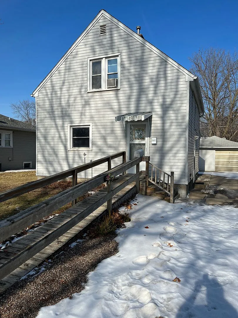 3 Bedroom 2 Bathroom Home — Photo 1