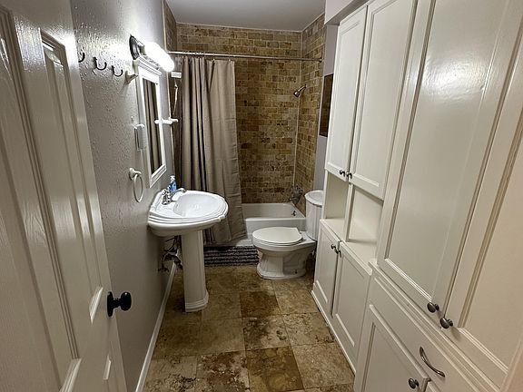 Full shared bath- Rooms 2, 3, 4, 5, 6