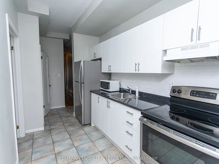 682 Bathurst St #2 — Photo 8