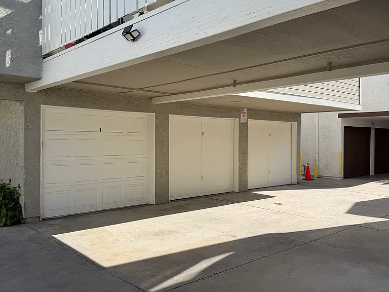 537 W Broadway #101 — Photo 17