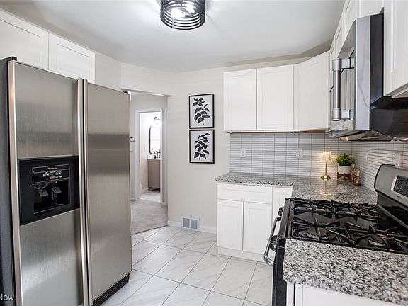 3rd image of 8325 Whitehaven Dr