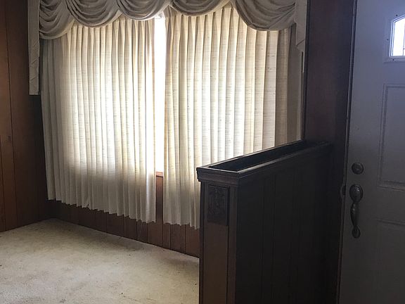 Front Entry Area, XL Window