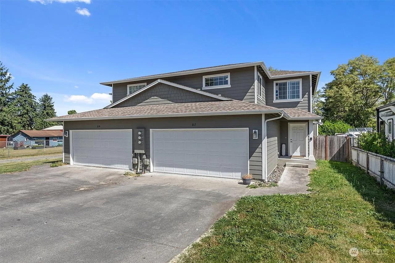 3 bed, 2.5 bath, 1391 sqft, $2,390 — Photo 1