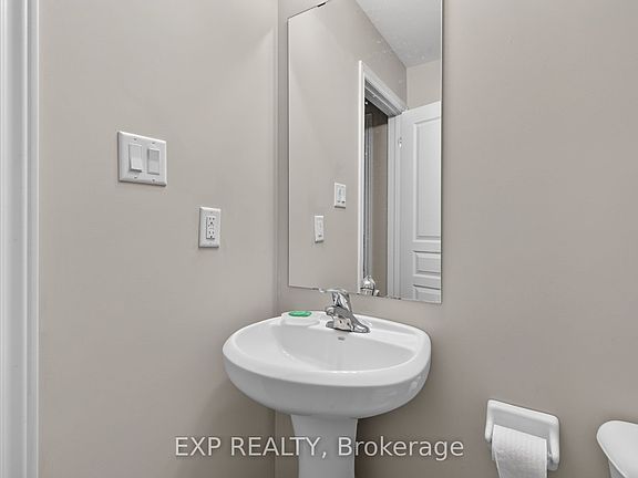 5th image of 930 Silverfox Cres